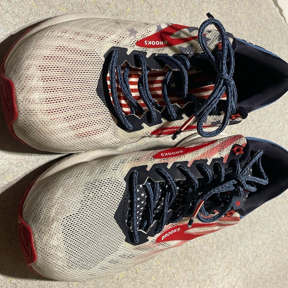 Brooks size 9. American Flag